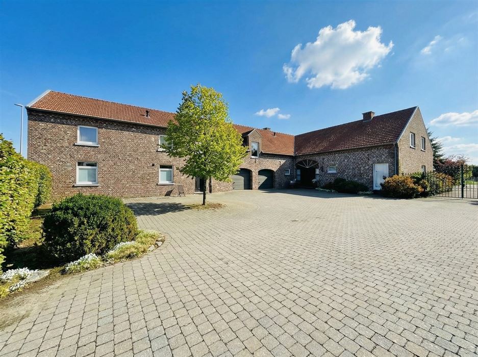 Hoeve met paardenaccomodatie.
