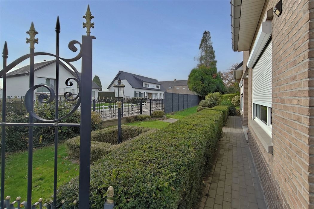 Statige woning op 9a15ca met 4 slpk. in verzorgde woonwijk te Kesselt