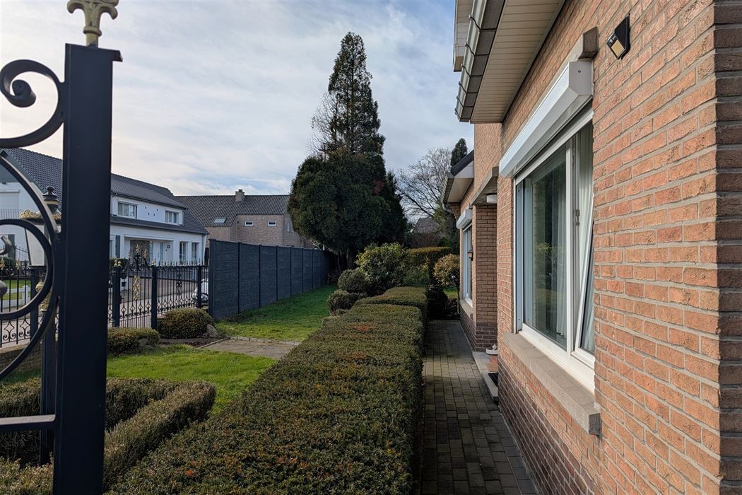 Statige woning op 9a15ca met 4 slpk. in verzorgde woonwijk te Kesselt