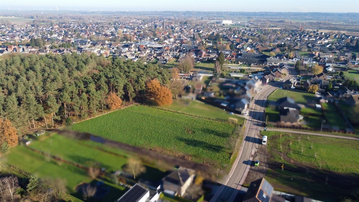 Bouwgrond voor open bebouwing met achterliggende grond langs rustige bosrand te Rekem!