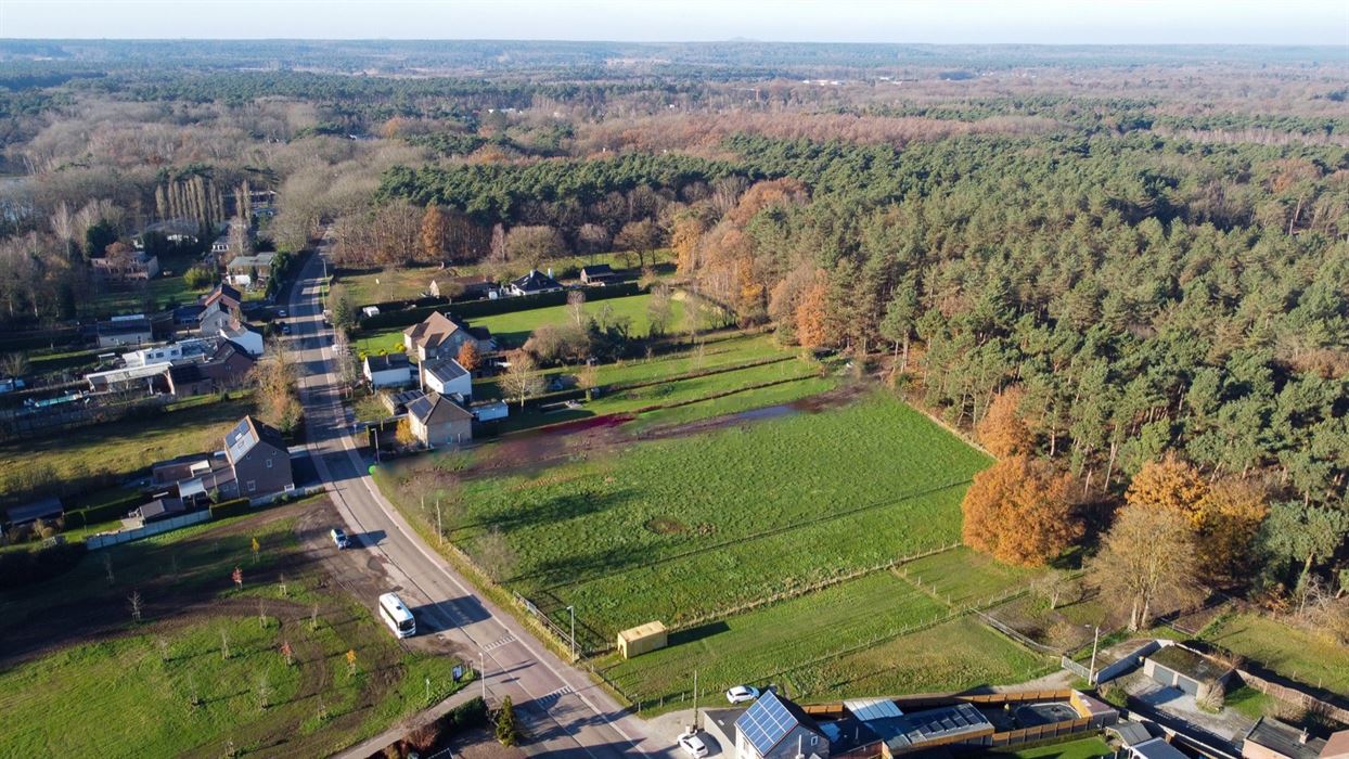 Bouwgrond voor open bebouwing met achterliggende grond langs rustige bosrand te Rekem!