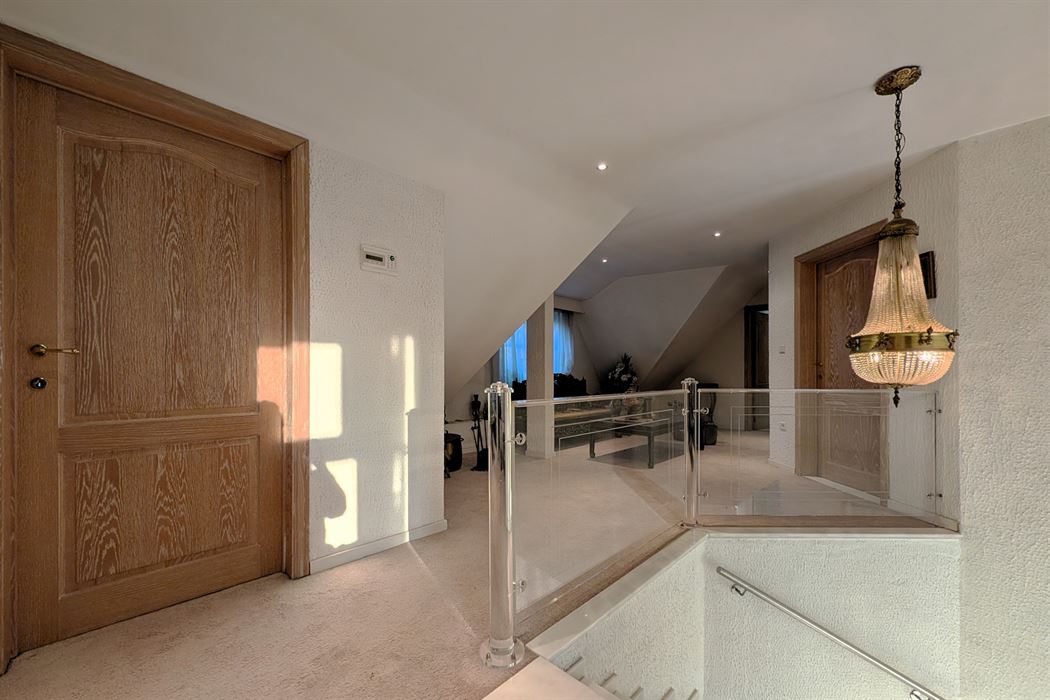 Verzorgde villa met 4 slpk. en veel privacy nabij de grens met Maastricht (NL)