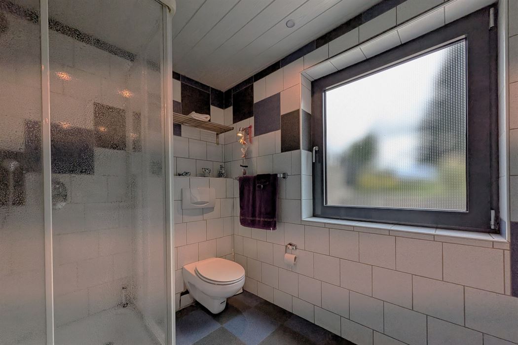 Grotestraat 332/2 – genieten van comfort, sauna, ruime inpandige garage, prachtig aangelegde tuin en een uniek uitzicht over de Maas!