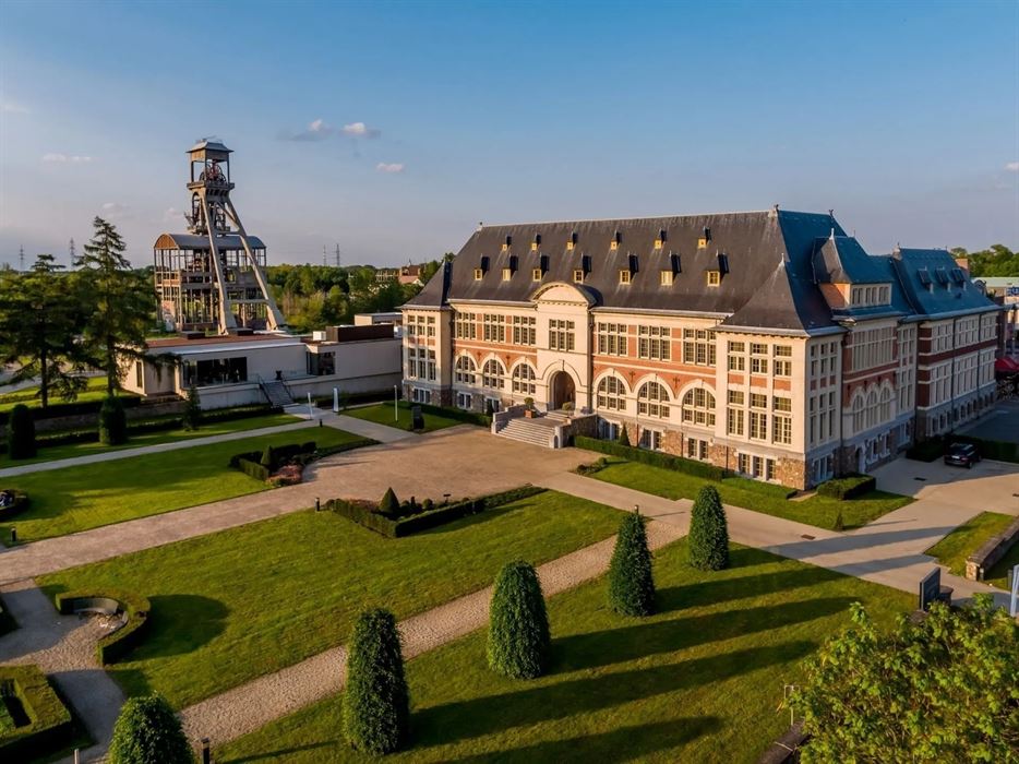 Vrijstaande villa van 306 m² op 17a95ca, gelegen vlak bij Connecterra, de toegangspoort tot het Nationaal Park Hoge Kempen, en op wandelafstand van Maasmechelen Village!