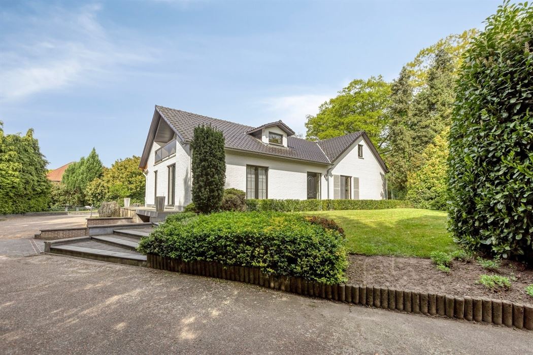 Vrijstaande villa van 306 m² op 17a95ca, gelegen vlak bij Connecterra, de toegangspoort tot het Nationaal Park Hoge Kempen, en op wandelafstand van Maasmechelen Village!