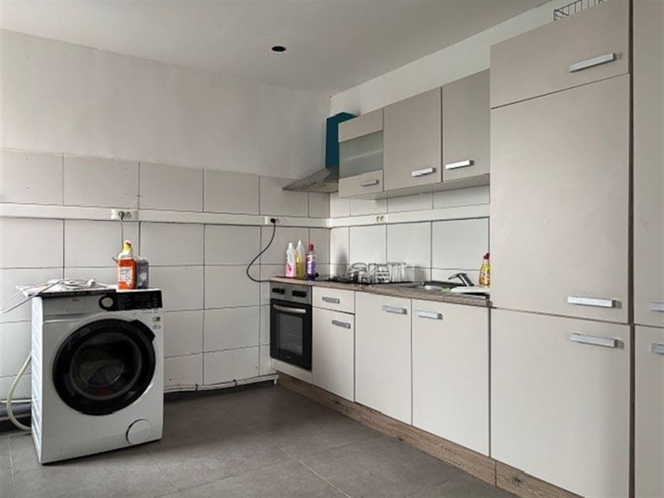 Handelspand met bovenliggend appartement met 1 slaapkamer gelegen op commerciële locatie in Maasmechelen!
