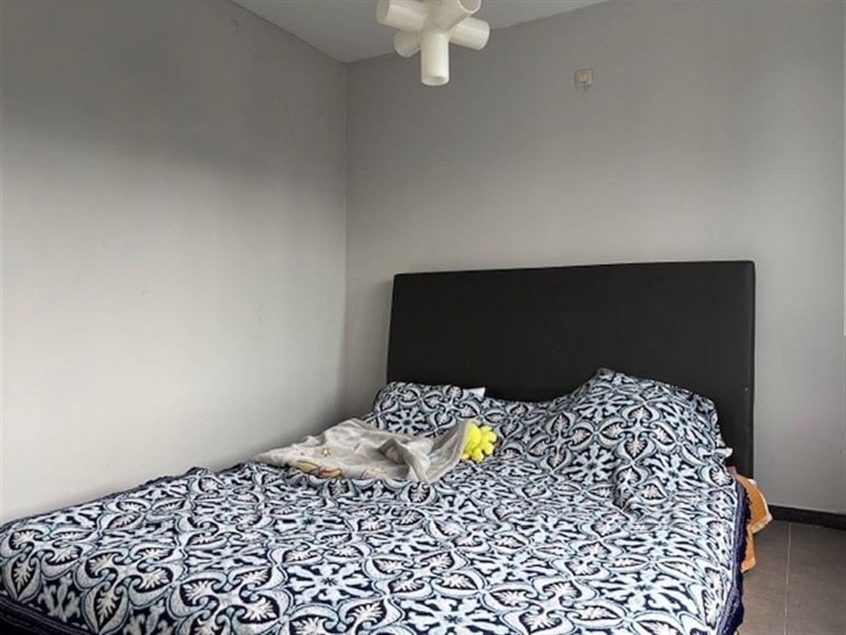 Handelspand met bovenliggend appartement met 1 slaapkamer gelegen op commerciële locatie in Maasmechelen!