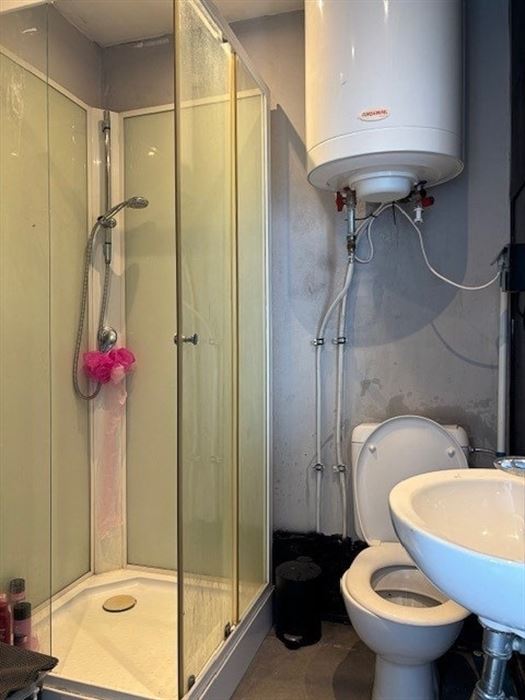 Handelspand met bovenliggend appartement met 1 slaapkamer gelegen op commerciële locatie in Maasmechelen!