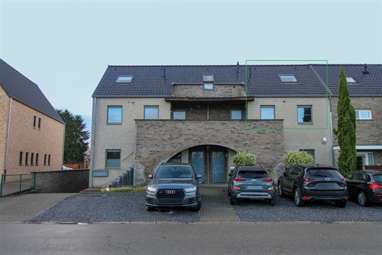 Instapklaar duplexappartement met terras, twee slaapkamers, twee parkeerplaatsen en ruime kelderberging te Maasmechelen!