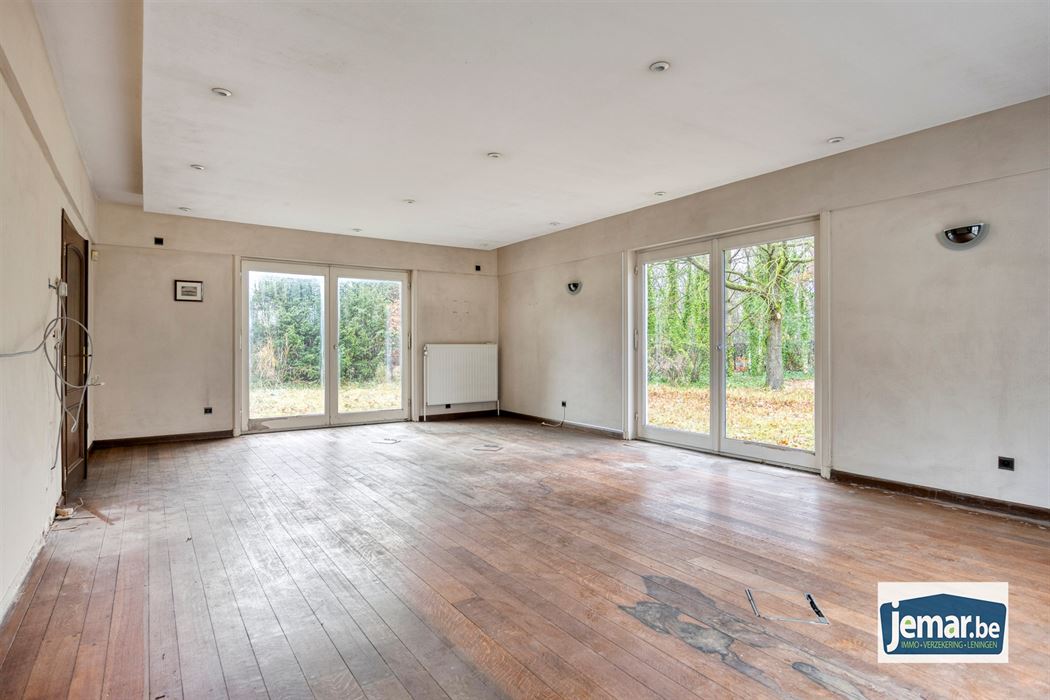 Villa met professionele opslagruimte, kelder en kantoorruimtes.