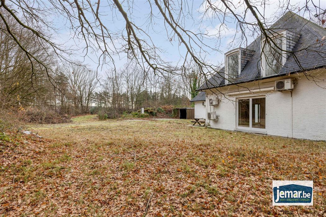 Villa met professionele opslagruimte, kelder en kantoorruimtes.
