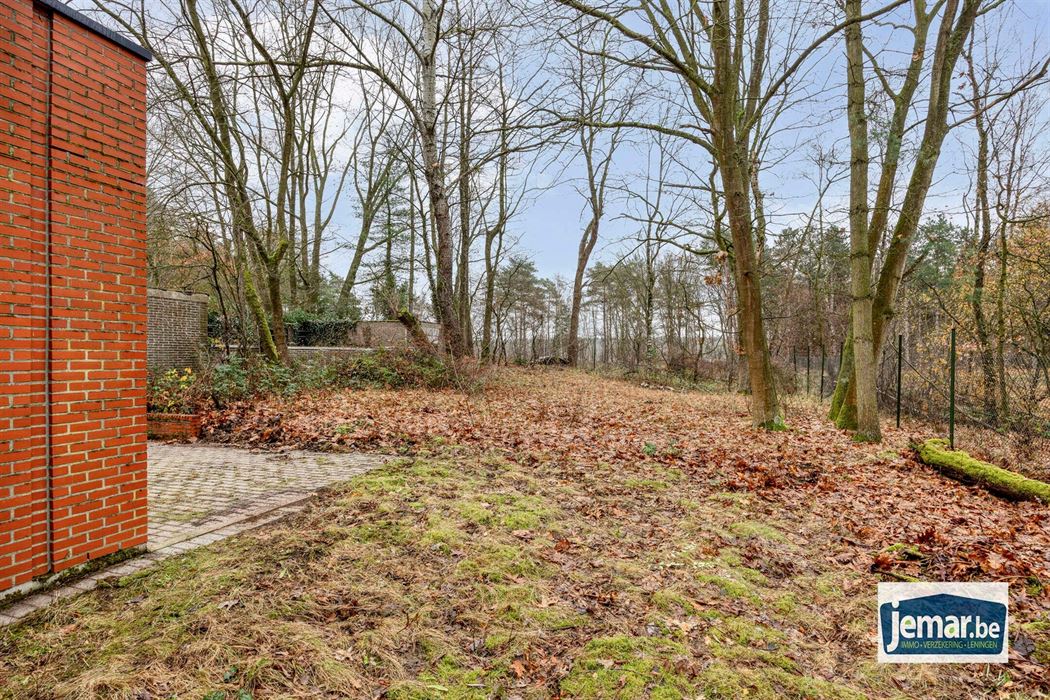Villa met professionele opslagruimte, kelder en kantoorruimtes.