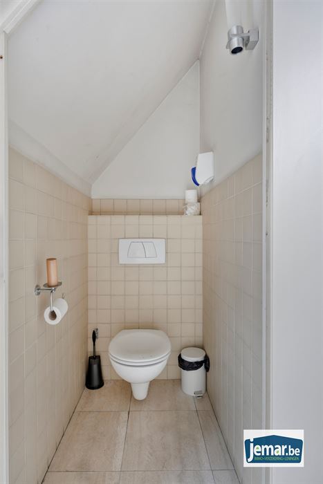 Villa met professionele opslagruimte, kelder en kantoorruimtes.