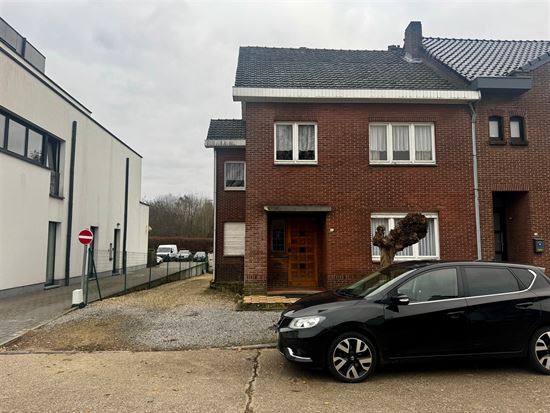 Halfopen te verbouwen woning op rustige locatie in Maasmechelen