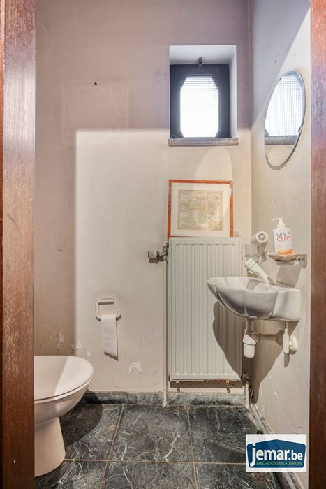 Villa met professionele opslagruimte, kelder en kantoorruimtes.