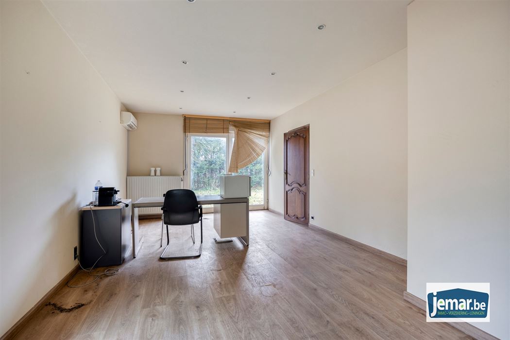 Villa met professionele opslagruimte, kelder en kantoorruimtes.