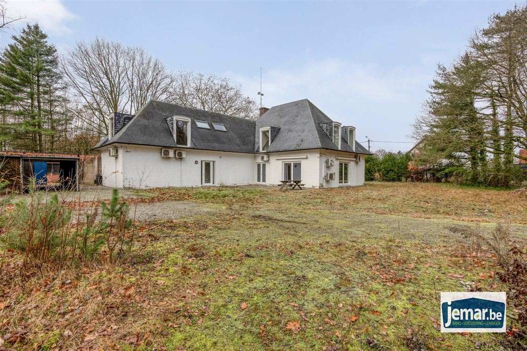 Villa met professionele opslagruimte, kelder en kantoorruimtes.