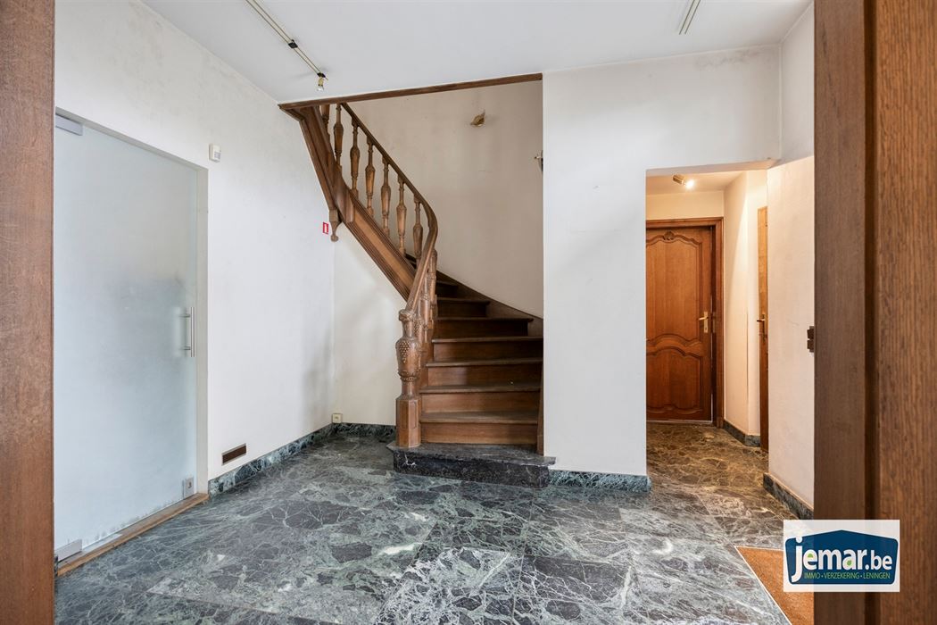 Villa met professionele opslagruimte, kelder en kantoorruimtes.