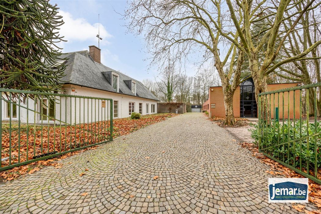 Villa met professionele opslagruimte, kelder en kantoorruimtes.