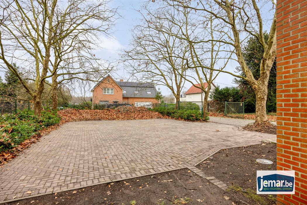 Villa met professionele opslagruimte, kelder en kantoorruimtes.