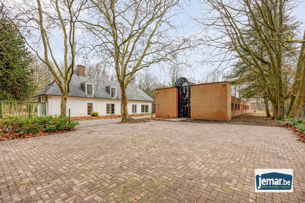 Villa met professionele opslagruimte, kelder en kantoorruimtes.