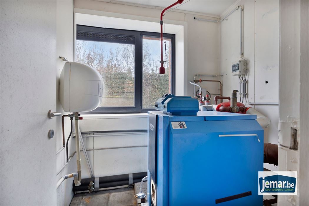 Villa met professionele opslagruimte, kelder en kantoorruimtes.