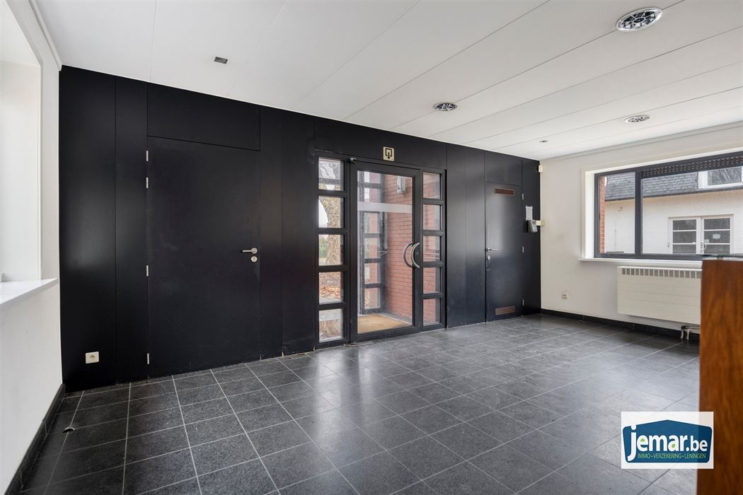 Villa met professionele opslagruimte, kelder en kantoorruimtes.