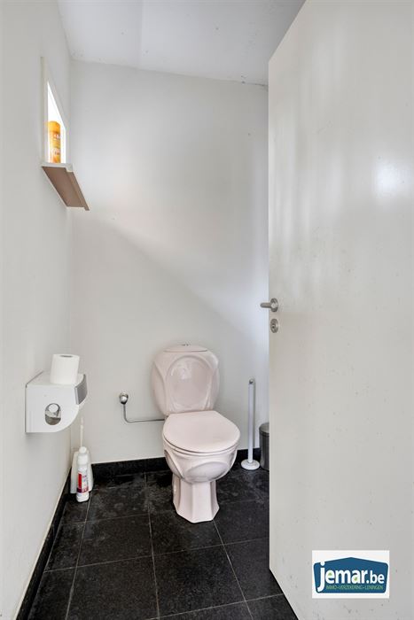 Villa met professionele opslagruimte, kelder en kantoorruimtes.