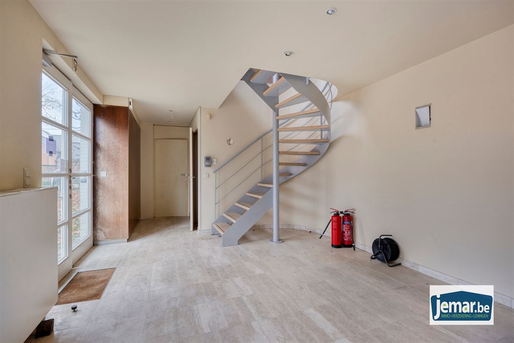 Villa met professionele opslagruimte, kelder en kantoorruimtes.