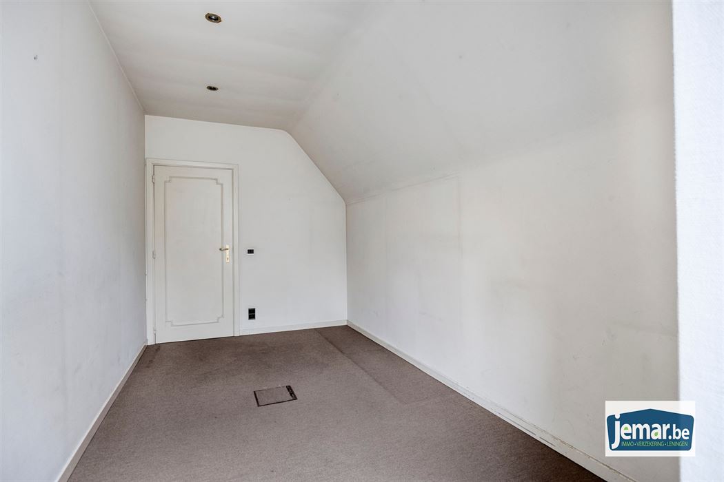Villa met professionele opslagruimte, kelder en kantoorruimtes.