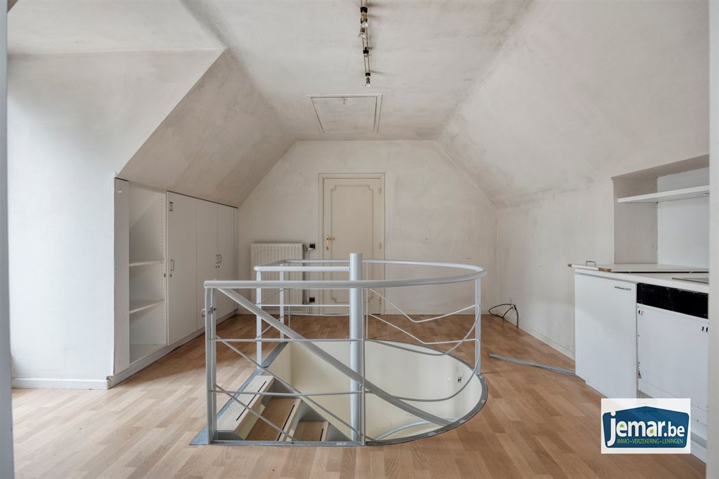 Villa met professionele opslagruimte, kelder en kantoorruimtes.