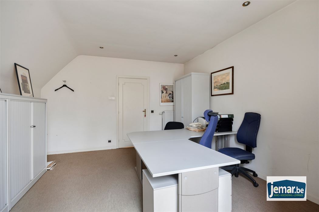 Villa met professionele opslagruimte, kelder en kantoorruimtes.