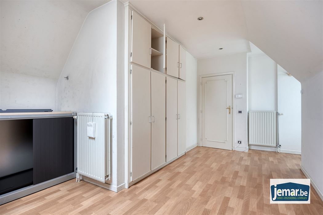 Villa met professionele opslagruimte, kelder en kantoorruimtes.