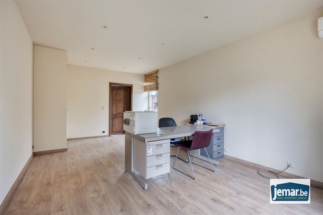 Villa met professionele opslagruimte, kelder en kantoorruimtes.