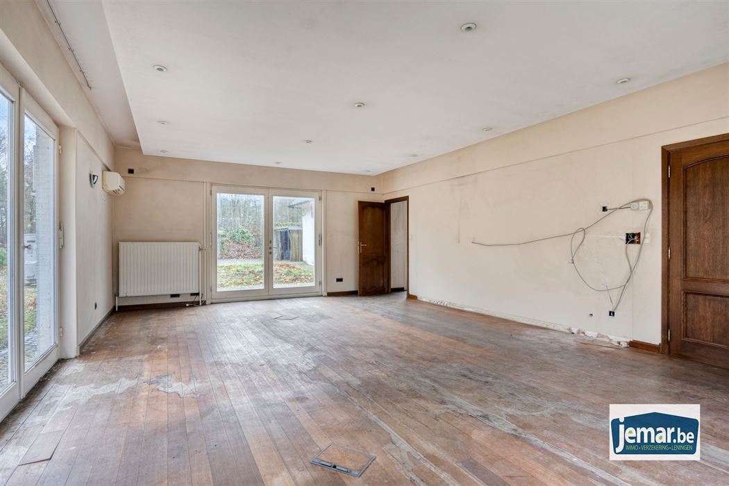 Villa met professionele opslagruimte, kelder en kantoorruimtes.