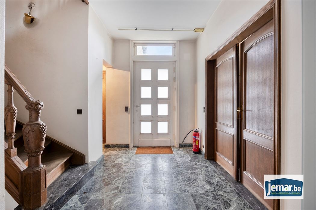 Villa met professionele opslagruimte, kelder en kantoorruimtes.