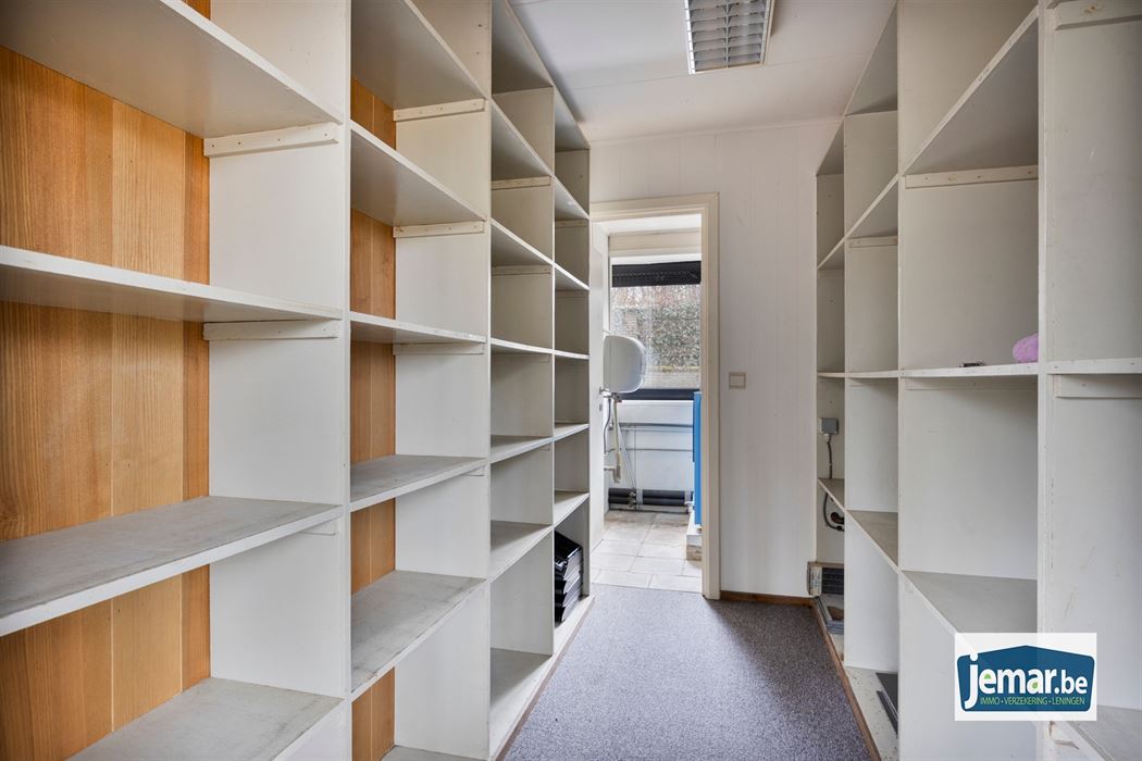 Villa met professionele opslagruimte, kelder en kantoorruimtes.