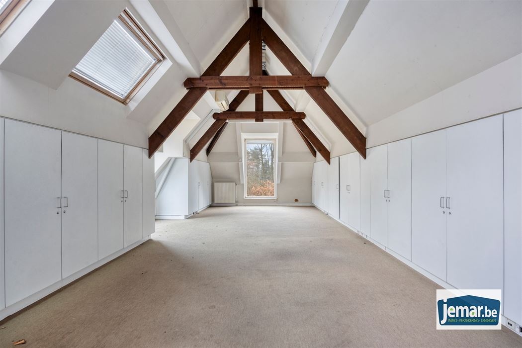 Villa met professionele opslagruimte, kelder en kantoorruimtes.