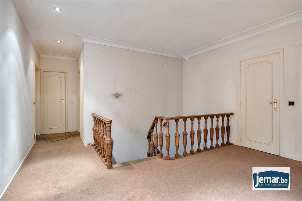 Villa met professionele opslagruimte, kelder en kantoorruimtes.