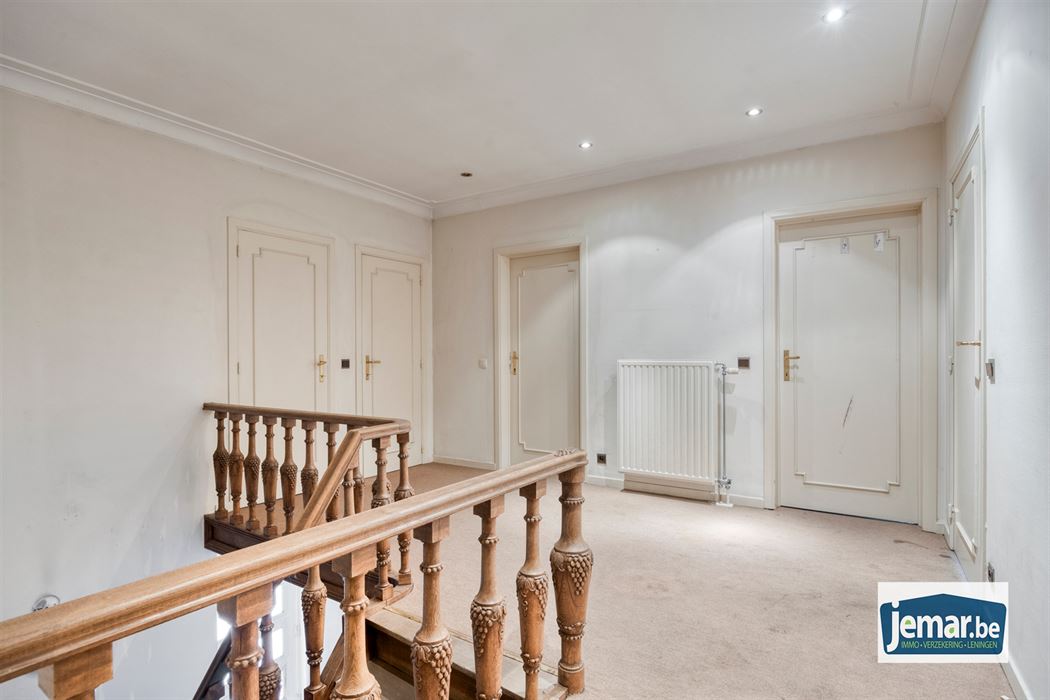 Villa met professionele opslagruimte, kelder en kantoorruimtes.