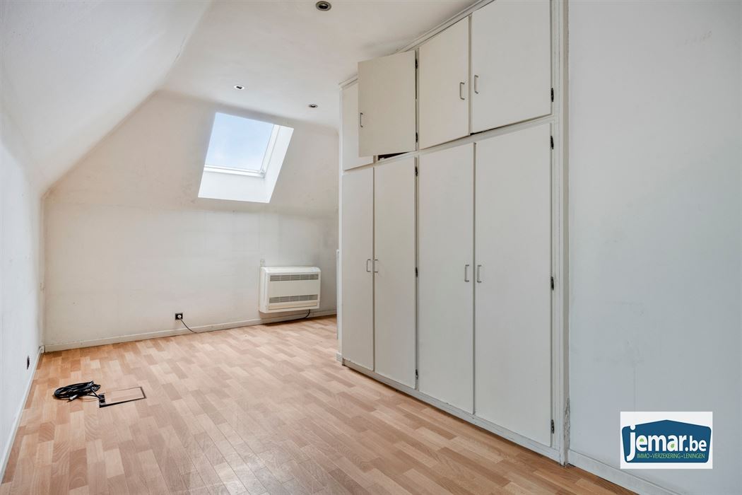 Villa met professionele opslagruimte, kelder en kantoorruimtes.