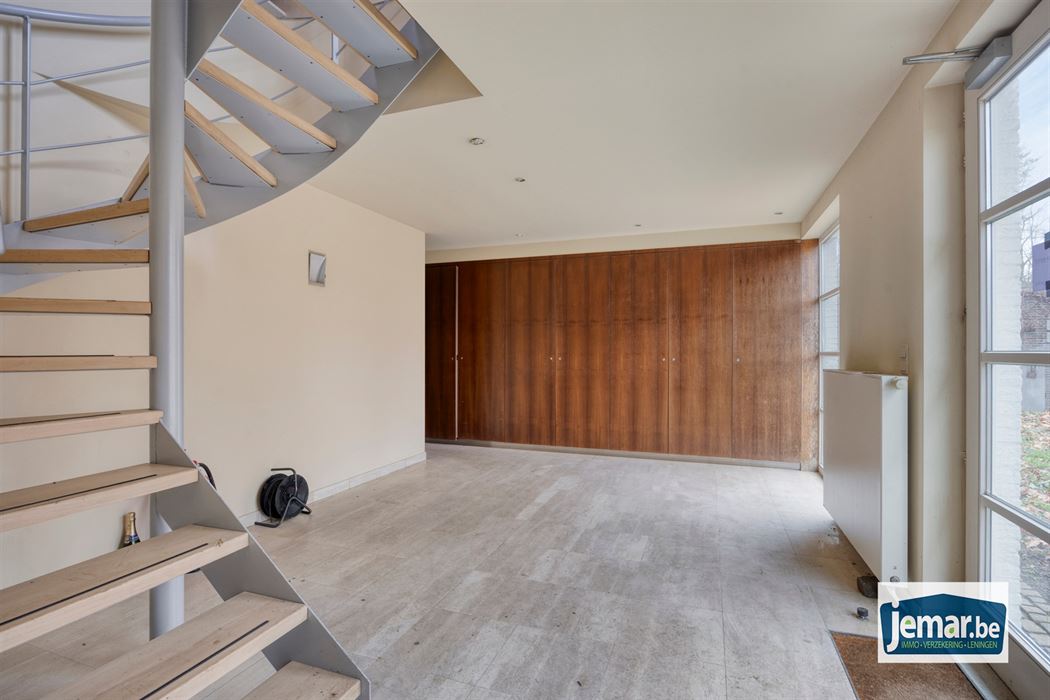 Villa met professionele opslagruimte, kelder en kantoorruimtes.