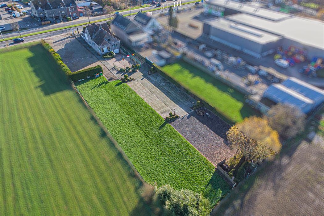 Commercieel bedrijfspand met woonst langs de Rijksweg in Maasmechelen, met hoge visibiliteit, parkeermogelijkheden en veelzijdig commercieel potentieel!