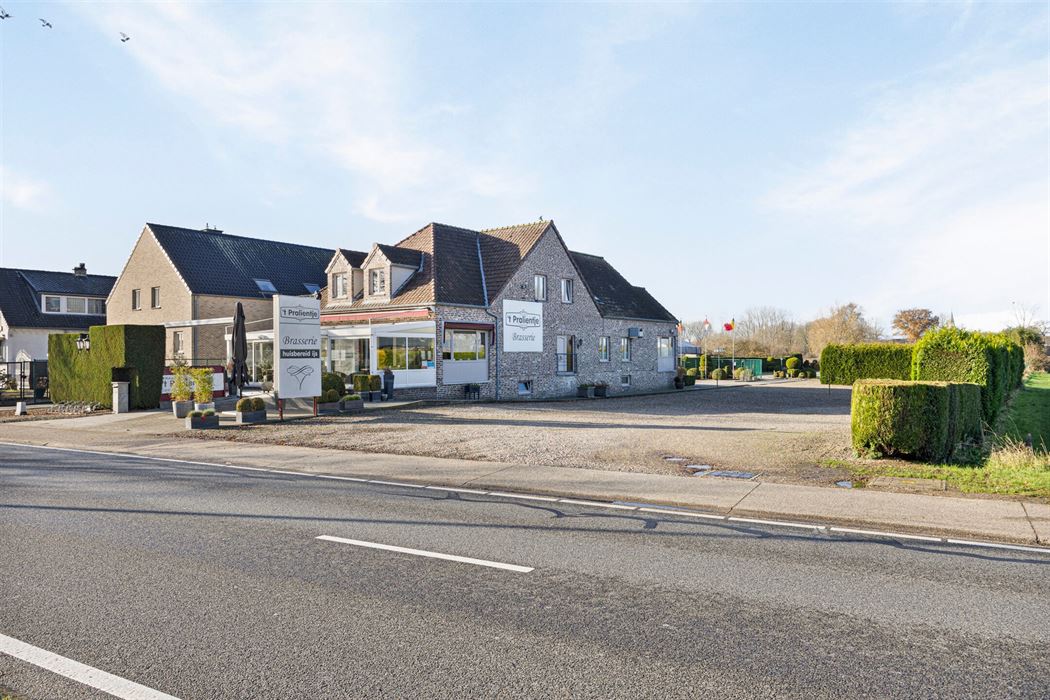 Commercieel bedrijfspand met woonst langs de Rijksweg in Maasmechelen, met hoge visibiliteit, parkeermogelijkheden en veelzijdig commercieel potentieel!