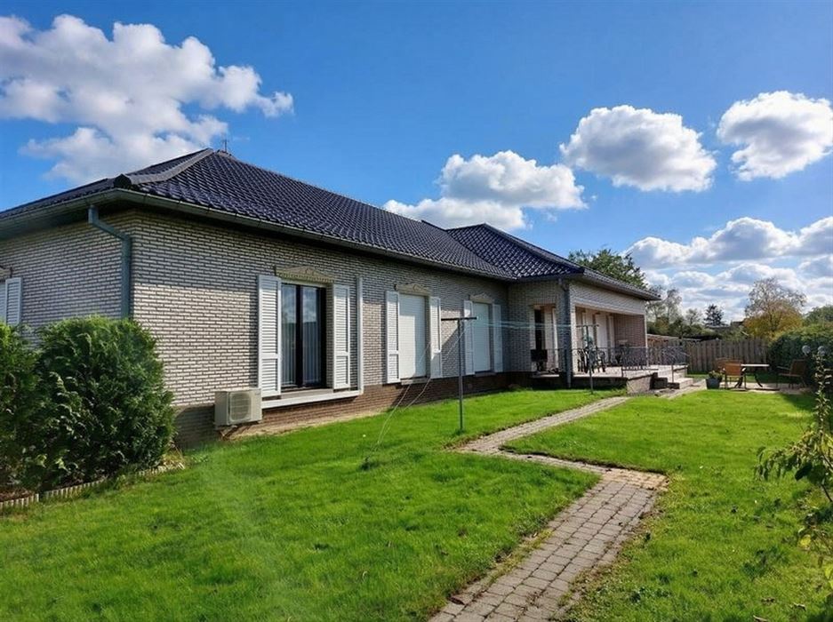 Zeer ruime villa (483 m²) op 16a48ca in Dilsen-Stokkem, goed onderhouden en vol potentieel om te transformeren tot uw hedendaagse droomwoning.