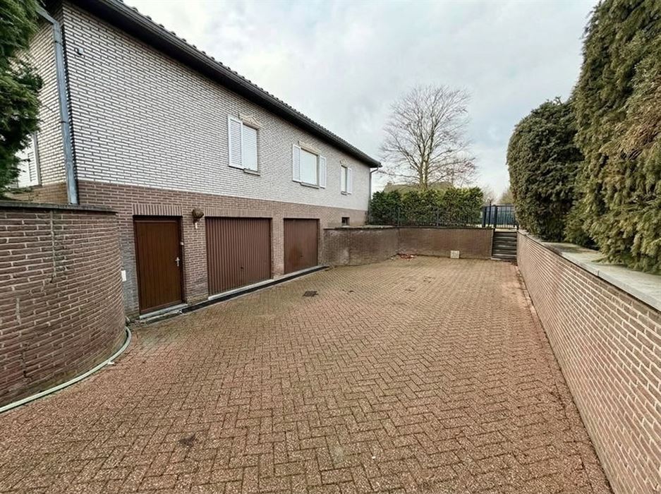 Zeer ruime villa (483 m²) op 16a48ca in Dilsen-Stokkem, goed onderhouden en vol potentieel om te transformeren tot uw hedendaagse droomwoning.