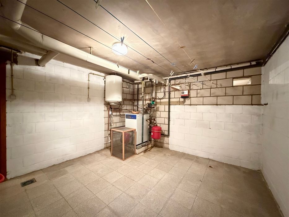 Zeer ruime villa (483 m²) op 16a48ca in Dilsen-Stokkem, goed onderhouden en vol potentieel om te transformeren tot uw hedendaagse droomwoning.