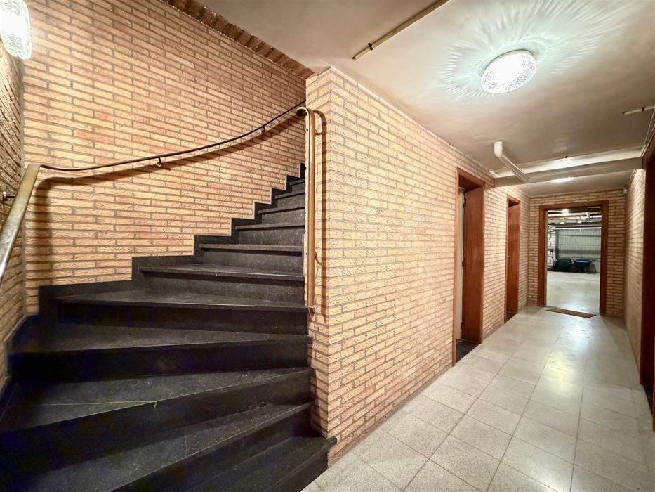 Zeer ruime villa (483 m²) op 16a48ca in Dilsen-Stokkem, goed onderhouden en vol potentieel om te transformeren tot uw hedendaagse droomwoning.