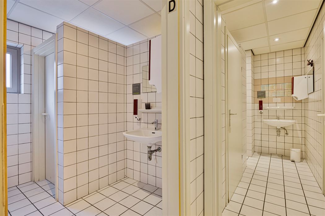 Commercieel bedrijfspand met woonst langs de Rijksweg in Maasmechelen, met hoge visibiliteit, parkeermogelijkheden en veelzijdig commercieel potentieel!