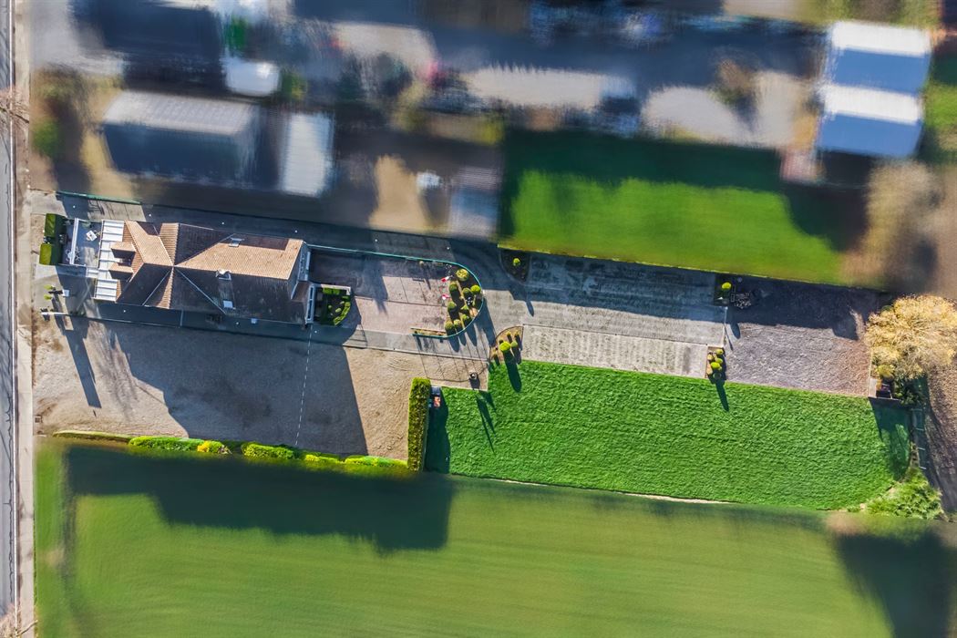 Commercieel bedrijfspand met woonst langs de Rijksweg in Maasmechelen, met hoge visibiliteit, parkeermogelijkheden en veelzijdig commercieel potentieel!
